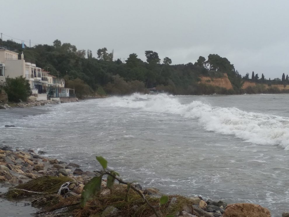 Κορώνη: Αποκλεισμένοι κάτοικοι κάθε φορά που έχει κακοκαιρία