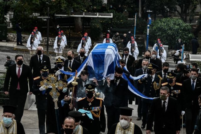 Με τιμές αρχηγού κράτους η ταφή του Κάρολου Παπούλια