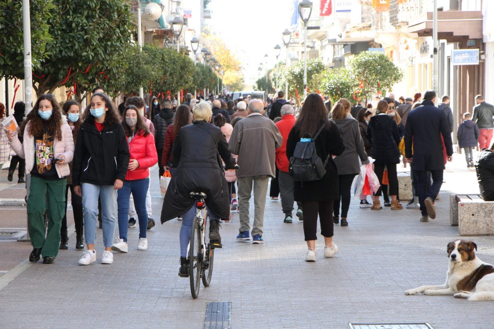 Συνεχίζεται το εορταστικό ωράριο -Αυξημένη κίνηση στην Καλαμάτα