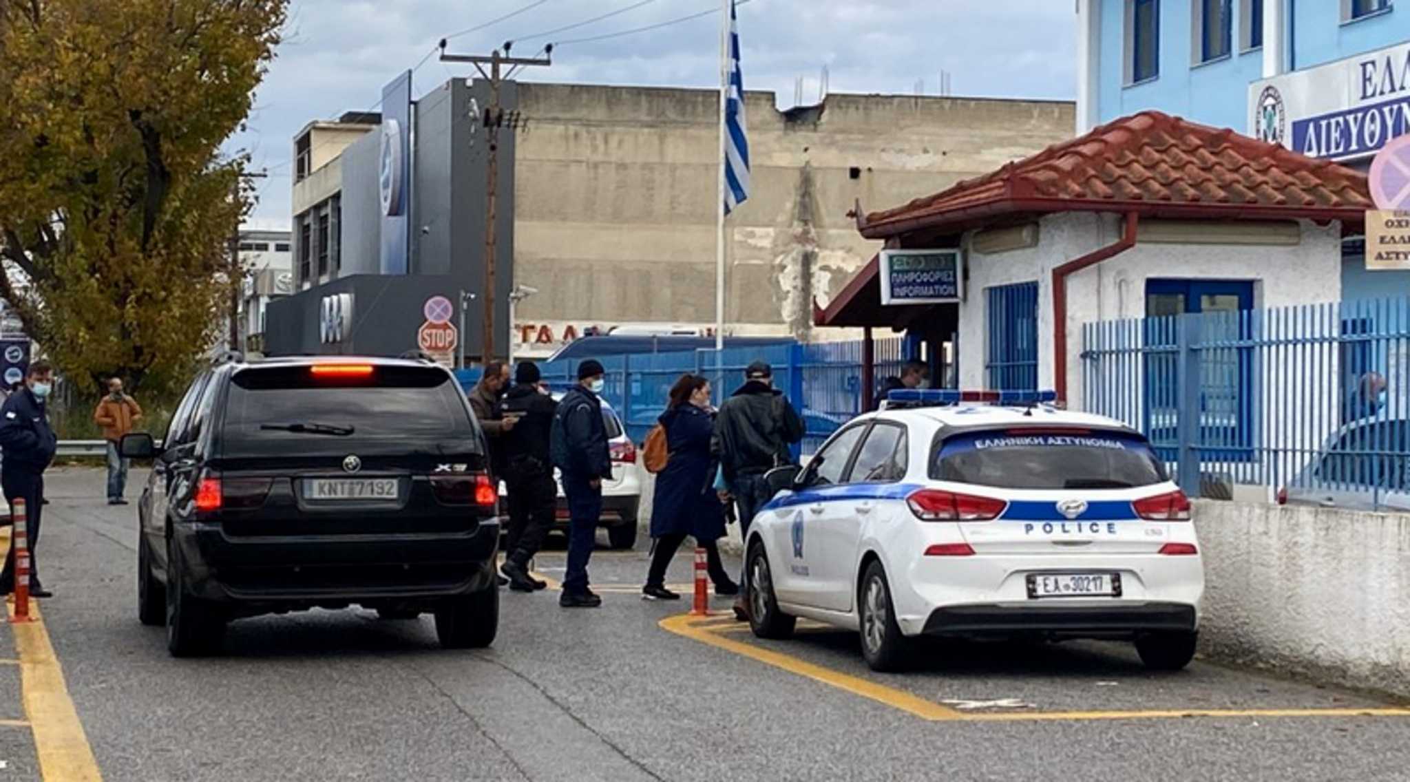 Πιερία: «Έλληνες Αυτόχθονες Ιθαγενείς» πέρασαν χειροπέδες και απήγαγαν διευθυντή Γυμνασίου
