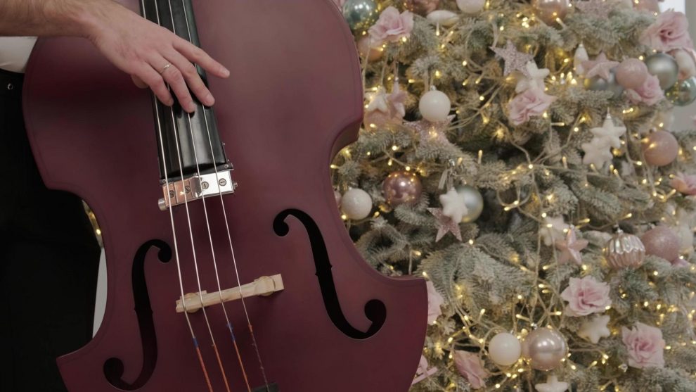 Δημοτικό Ωδείο Καλαμάτας: Πέντε βιολοντσέλα με Χριστουγεννιάτικες μελωδίες στον πεζόδρομο της Αριστομένους