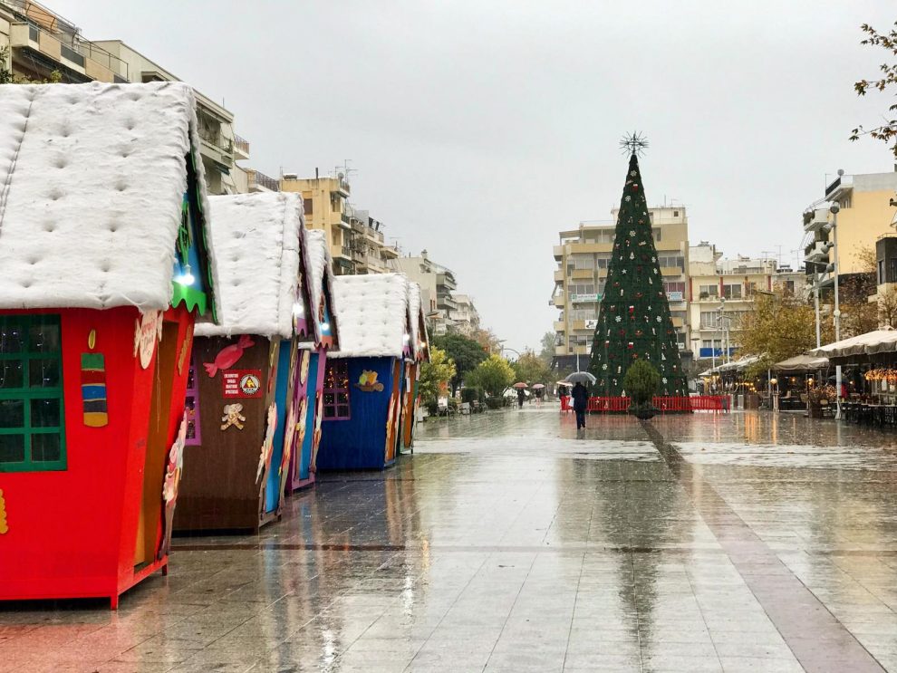 Χριστουγεννιάτικο σκηνικό στη βροχερή Καλαμάτα