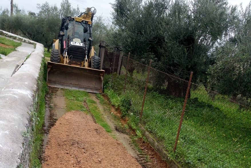 Βελτιώνονται οι αγροτικοί δρόμοι στις Κοινότητες Καλαμάτας