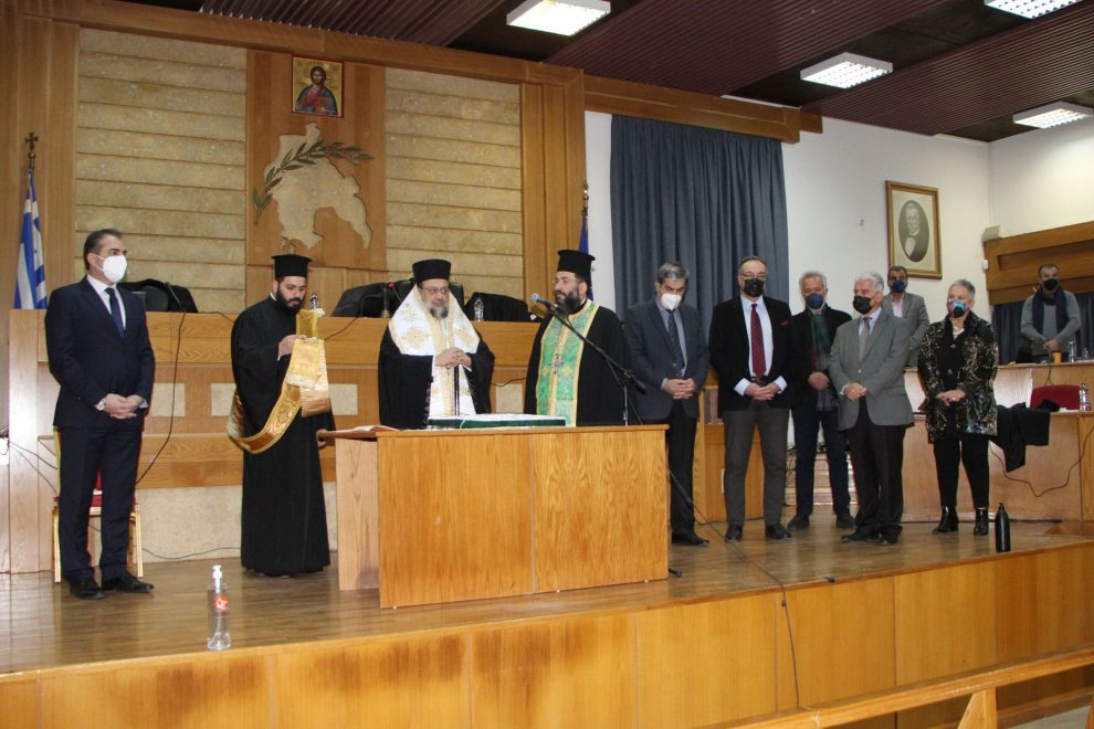 Με ευχές για έξοδο από την πανδημία, αλλά και… ποιητική κριτική έκοψε βασιλόπιτα το Δημοτικό Συμβούλιο Καλαμάτας