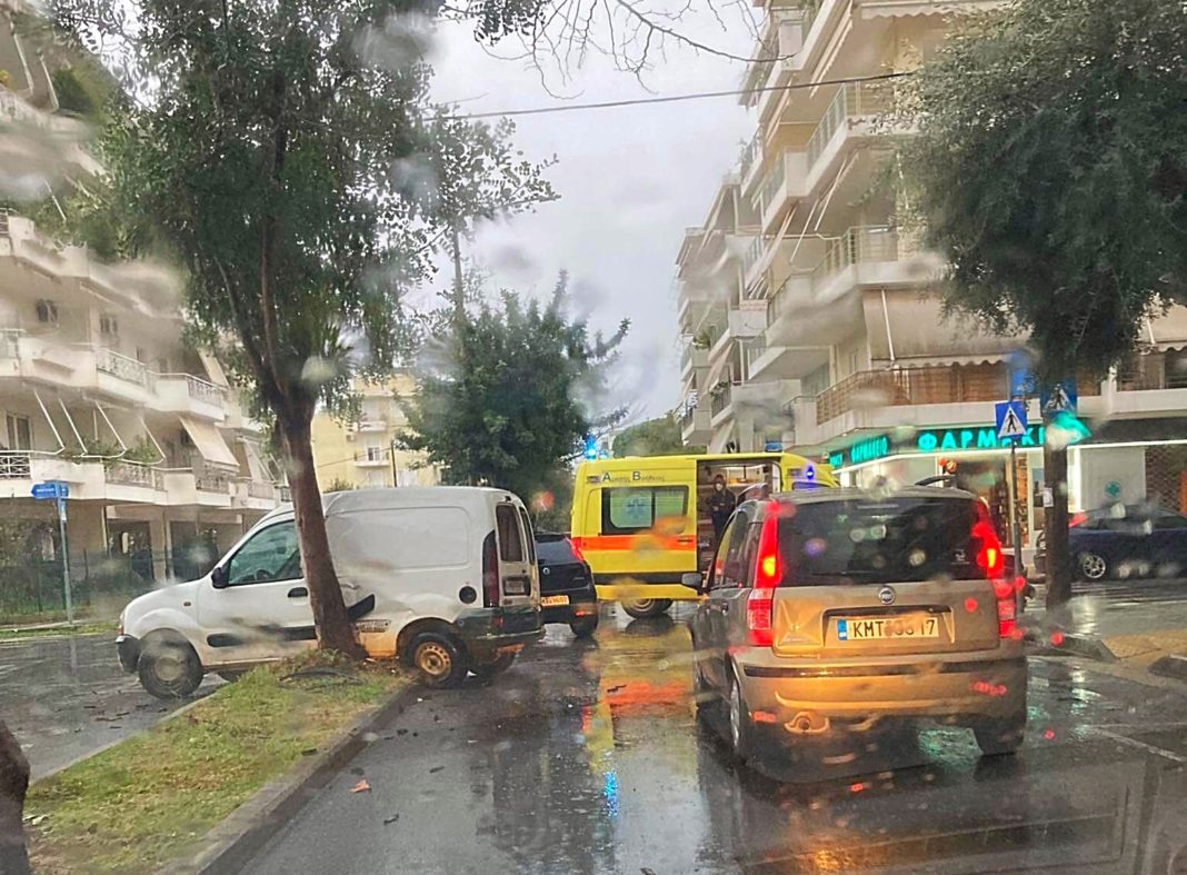 Σοβαρό τροχαίο στη συμβολή των οδών Ακρίτα και Πραξιτέλους