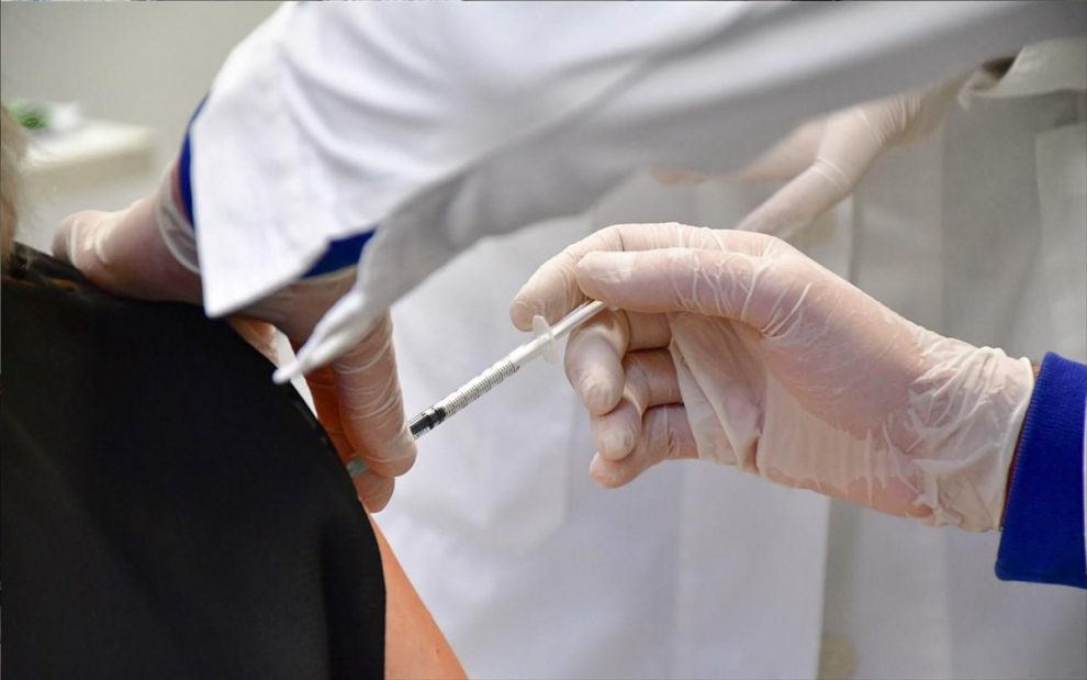Κατ’ οίκον εμβολιασμοί σε Θουρία και Αιθαία με τη συνδρομή του δήμου Καλαμάτας
