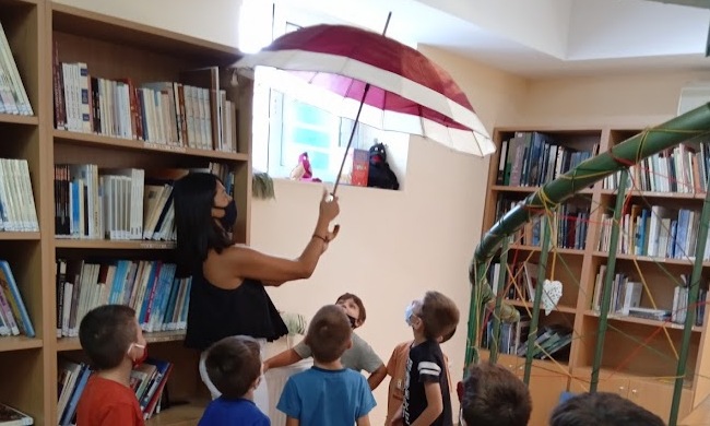 Η Γεωργία Πουλοπούλου μας «συστήνει» τη σχολική βιβλιοθήκη των Εκπαιδευτηρίων Μπουγά