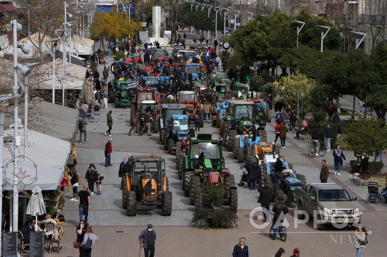 Δυναμική απόβαση αγροτών με τρακτέρ στην Καλαμάτα