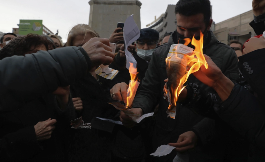 Τουρκία: Διαδηλωτές καίνε τους λογαριασμούς ρεύματος που δεν μπορούν να πληρώσουν
