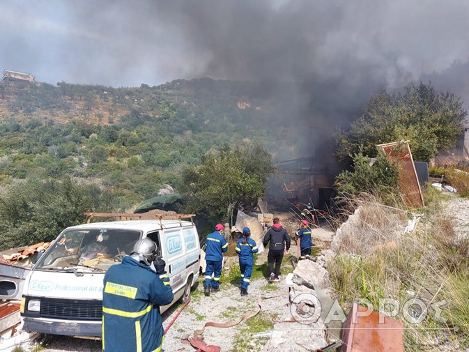 Μεγάλη φωτιά σε σπίτι κοντά στον παλιό σκουπιδότοπο