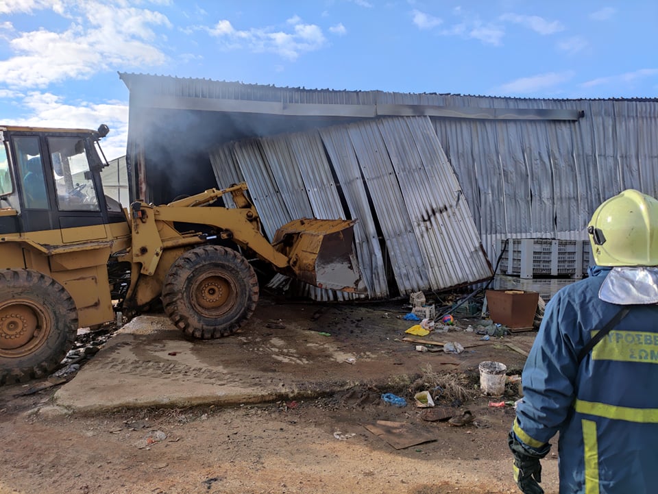 Φωτιά με εκρήξεις σε αποθήκη στο Λαγκούβαρδο