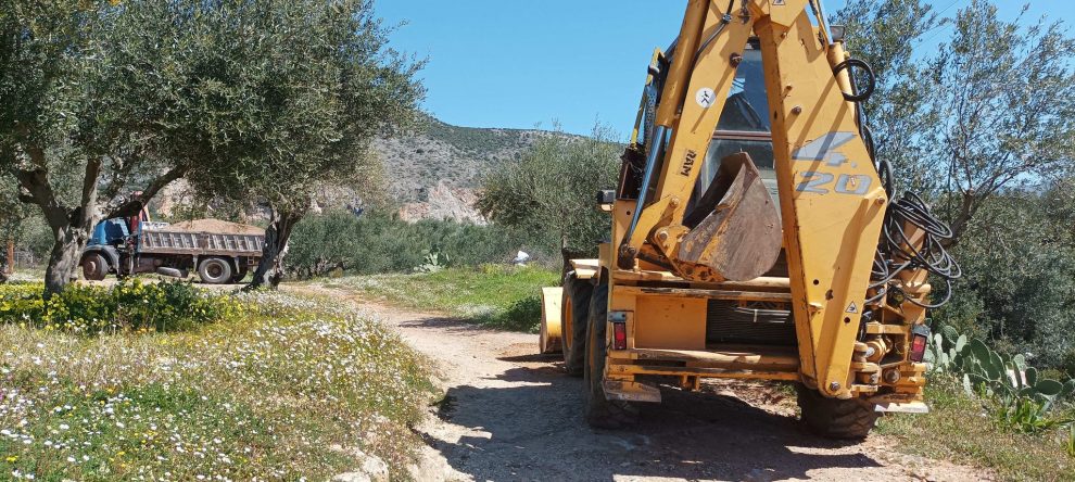 Συντήρηση αγροτικής οδοποιίας σε Κοινότητες της Δ.Ε. Καλαμάτας