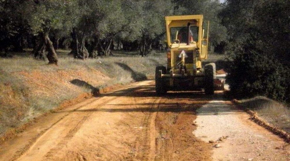 Συντήρηση αγροτικής οδοποιίας σε Δημοτικές Ενότητες της Καλαμάτας