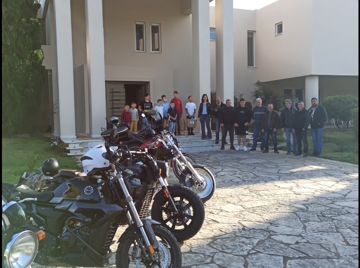 Οι Easy Riders Καλαμάτας πρόσφεραν πασχαλινά δώρα στα παιδιά της «Κιβωτού του Κόσμου»