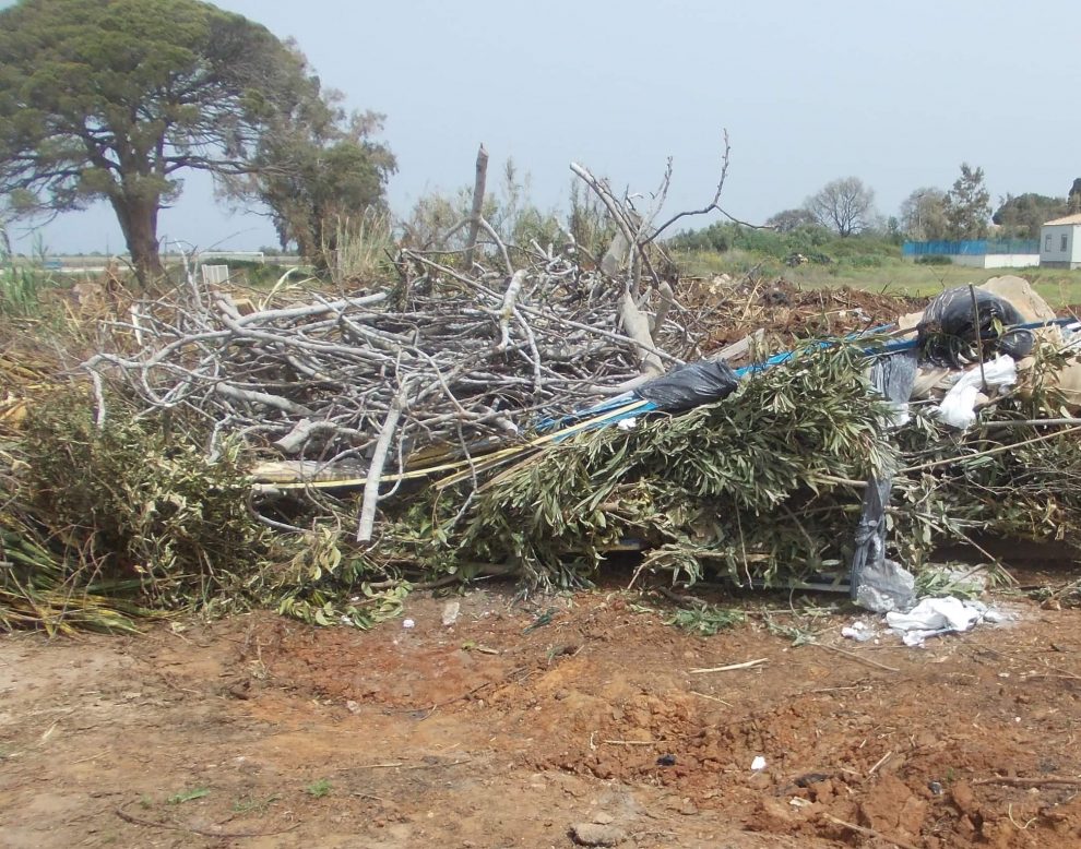 Νέα απόβλητα δίπλα στην καμένη παράνομη χωματερή στο Αγροκήπιο Φιλιατρών