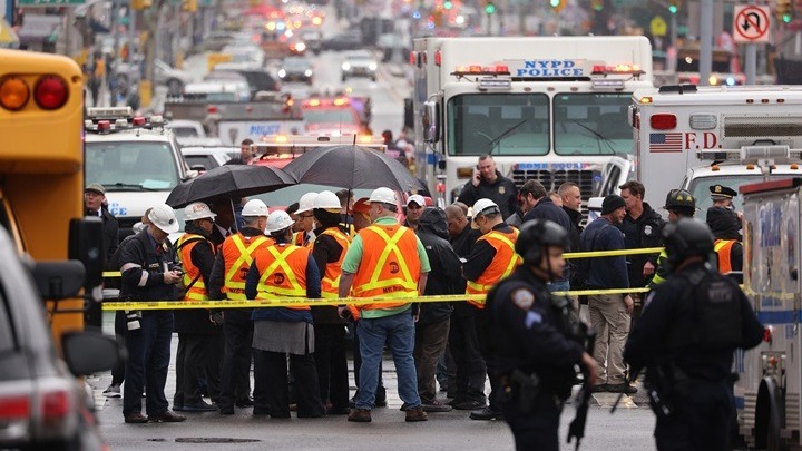 Τουλάχιστον 13 τραυματίες από πυροβολισμούς σε σταθμό του μετρό της Νέας Υόρκης