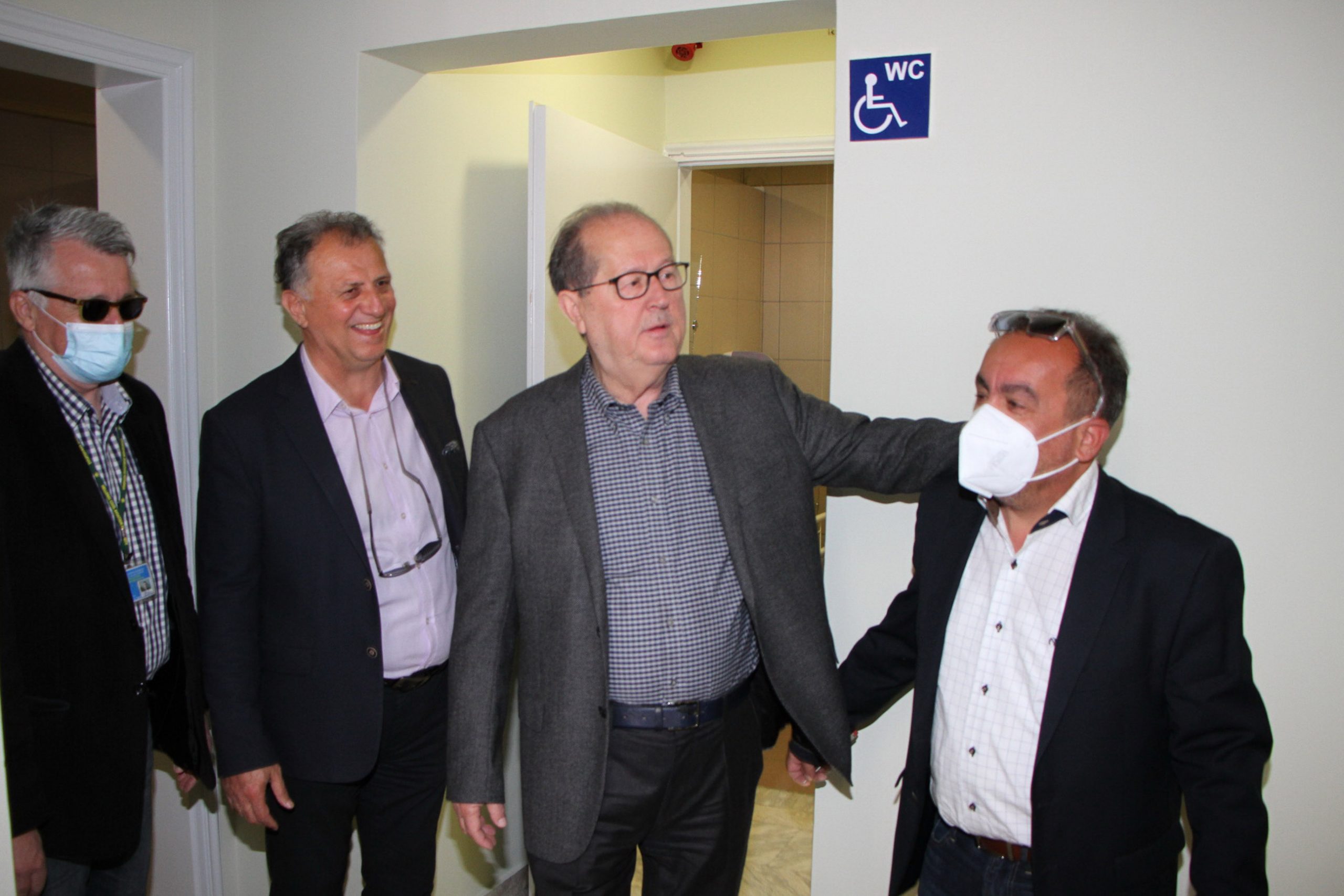 «Φιέστα» Νίκα στις επιδιορθωμένες τουαλέτες του αεροδρομίου Καλαμάτας