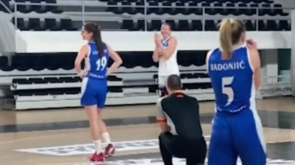 Μαυροβούνιο: Διαιτητής διέκοψε αγώνα μπάσκετ και έκανε πρόταση σε παίκτρια