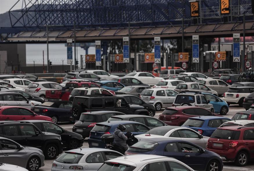 Η μεγαλύτερη πασχαλινή έξοδος της τελευταίας πενταετίας – Πάνω από 325.000 οχήματα έφυγαν από την Αθήνα