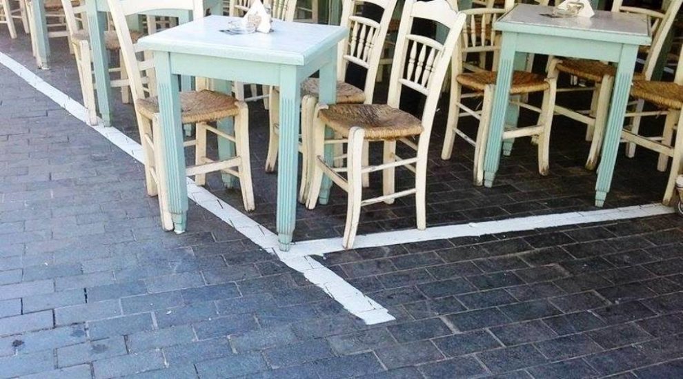 Μέχρι τον Ιανουάριο παραμένουν «έξω» τα τραπεζοκαθίσματα