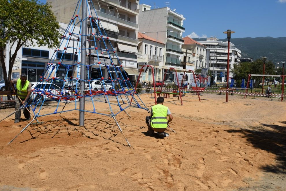 Επιτέλους, φτιάχνουν  την παιδική χαρά, αλλά…