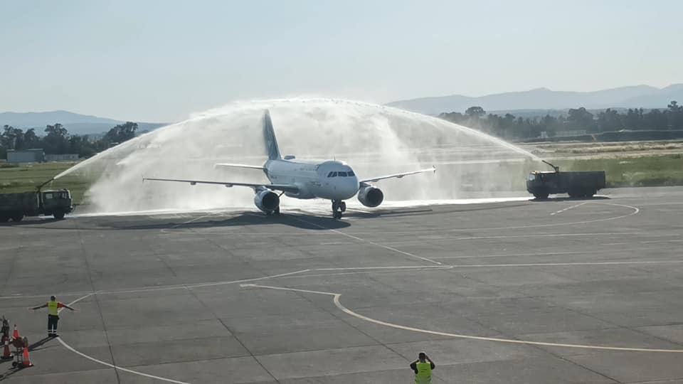 Η αψίδα νερού στην υποδοχή της Lufthansa στο αεροδρόμιο της Καλαμάτας