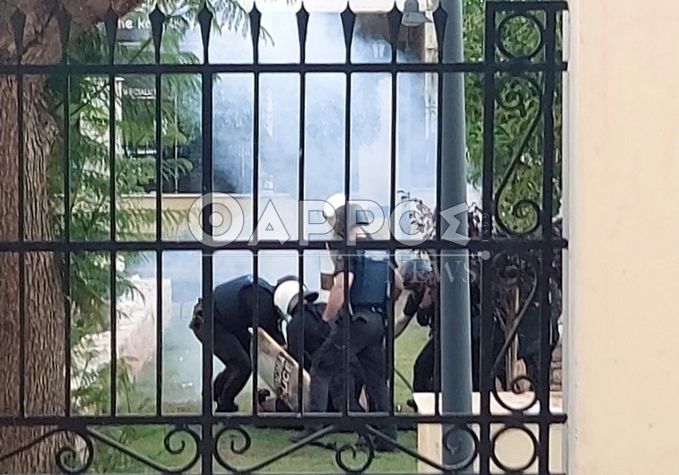 Καλαμάτα: Έφοδος της Αστυνομίας στην ΤτΕ – Συνελήφθη ο κουκουλοφόρος άνδρας