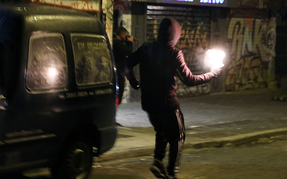 Χαριλάου Τρικούπη: Επίθεση με μολότοφ τα μεσάνυχτα στη διμοιρία των ΜΑΤ