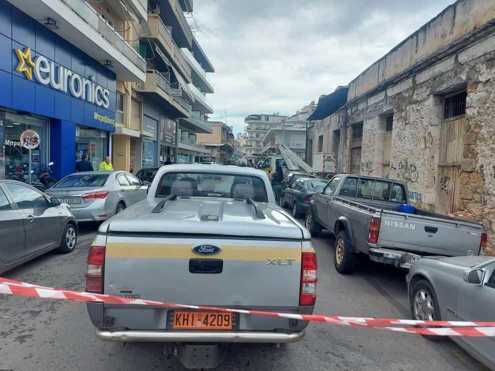 Στέγαστρο  αποκολλήθηκε στο κέντρο της Καλαμάτας