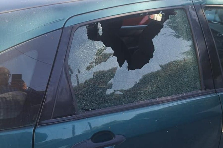 Ρομά έσπαγαν τα αυτοκίνητα επισκεπτών σε Πολυλίμνιο και καταρράκτες Γιάλοβας