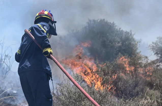 Φωτιά στη Γλυφάδα: Εκκενώνεται το Πανόραμα Βούλας, οι φλόγες στα πρώτα σπίτια