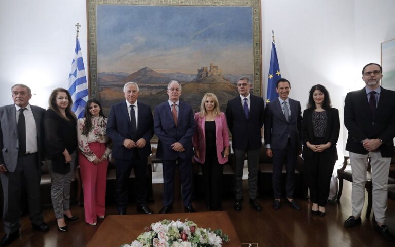 Βιβλιοθήκη Βουλής των Ελλήνων: Υπεγράφη η σύμβαση για την ψηφιοποίηση των συλλογών της
