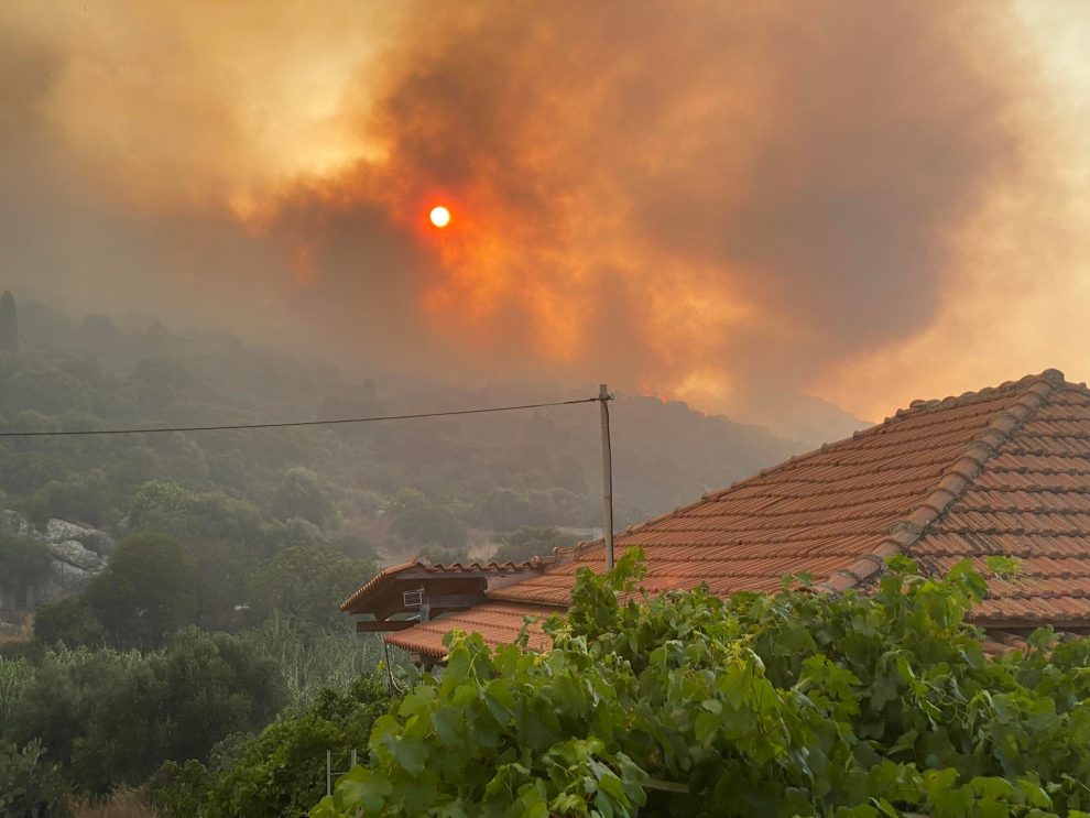 Εκκενώνεται η Χρυσοκελλαριά – Εκτός ελέγχου η πυρκαγιά