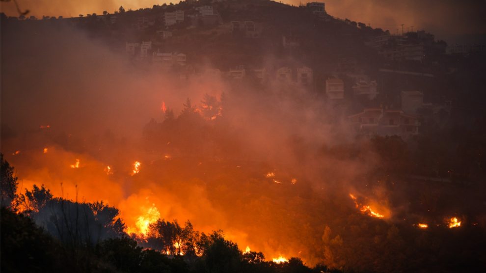 Σε Διώνη και Δασαμάρι, έως και λεωφόρο Μαραθώνος τα ενεργά μέτωπα