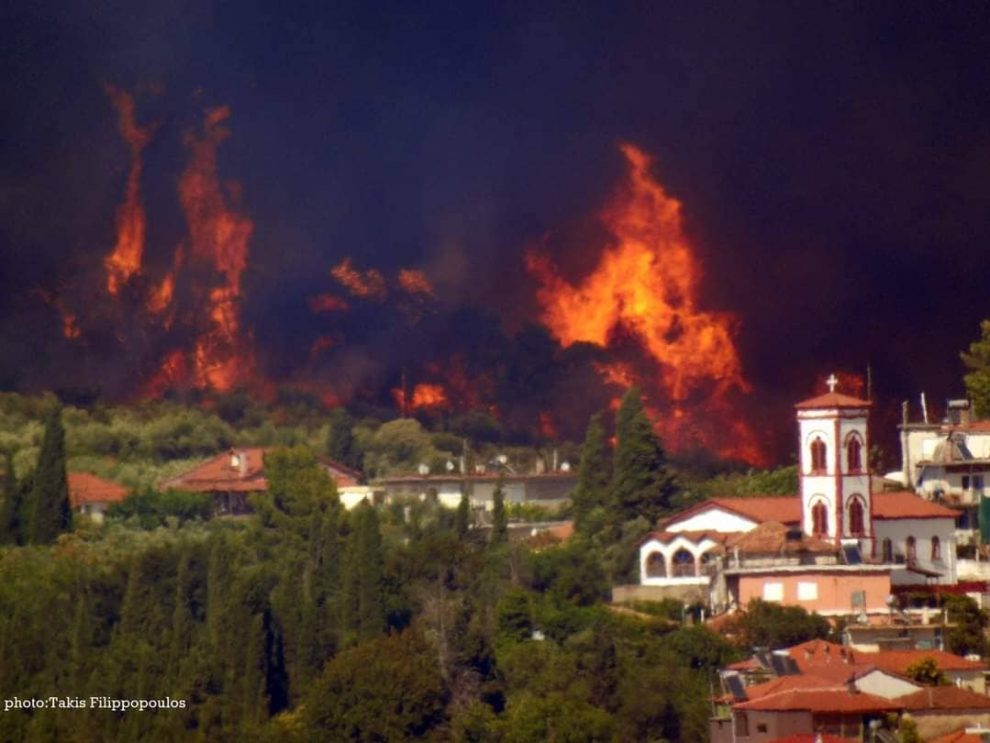 Ανεξέλεγκτη η φωτιά στα Κρέστενα