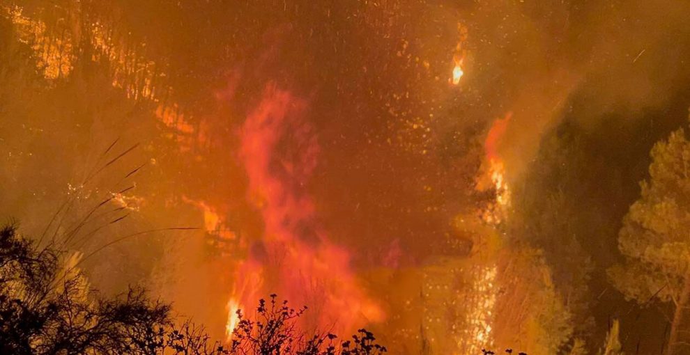 Μαίνεται η φωτιά στην Ηλεία – Ξεκίνησαν να επιχειρούν εναέρια μέσα