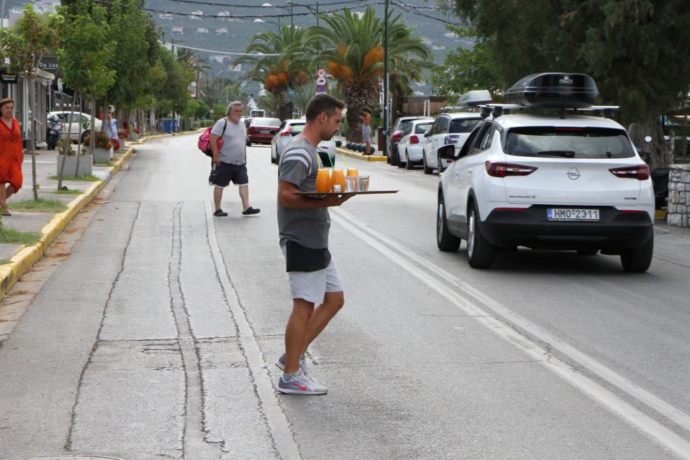 Σερβιτόροι Εστίασης Καλαμάτας: «Παρά τη μεγάλη ροή κόσμου, η κατανάλωση είναι πολύ περιορισμένη»