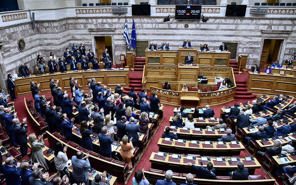 Ακραία πόλωση για τις παρακολουθήσεις – Όσα έγιναν χθες στη Βουλή