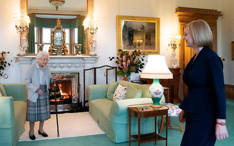 Επίσημα πρωθυπουργός της Βρετανίας η Λιζ Τρας – Συνάντησε την Ελισάβετ