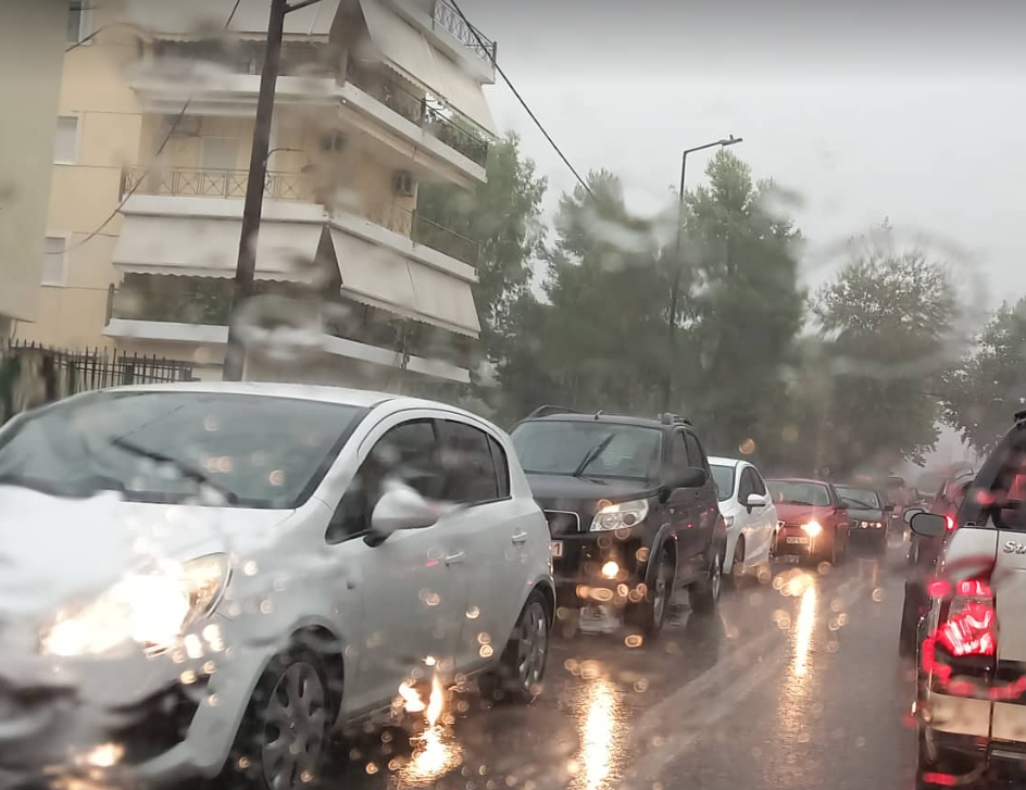 Furtună în Kalamata: Drumuri inundate - Probleme de trafic - Video