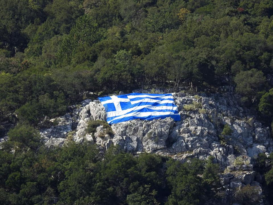 28η Οκτωβρίου: Ελληνική σημαία τοποθετήθηκε σε βράχο του Ταϋγέτου