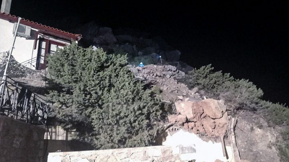 Κρήτη: Βράχος καταπλάκωσε ενοικιαζόμενα δωμάτια – Σκοτώθηκε μητέρα, σώθηκαν πατέρας και παιδί