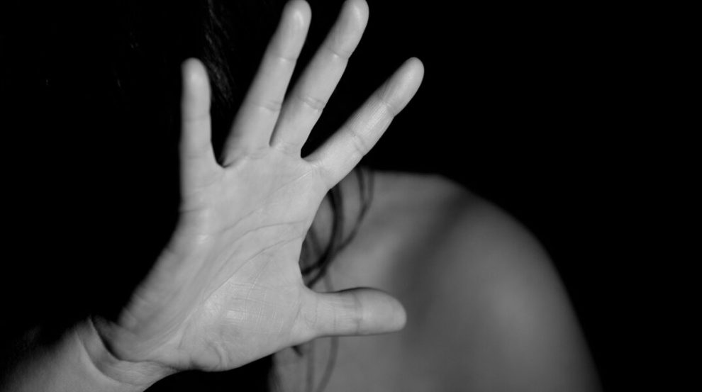 Βιασμός 12χρονης: Ένταλμα σύλληψης για τη μητέρα της 12χρονης στον Κολωνό