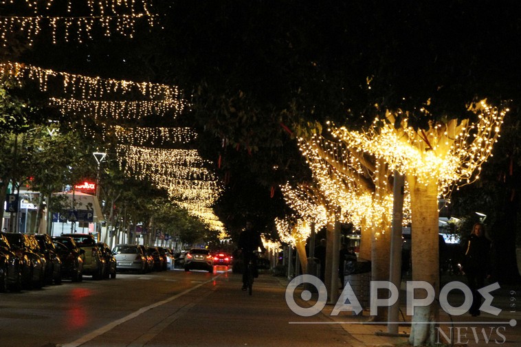 Άγνωστοι βανδάλισαν τον εορταστικό φωτισμό στην κεντρική πλατεία Καλαμάτας