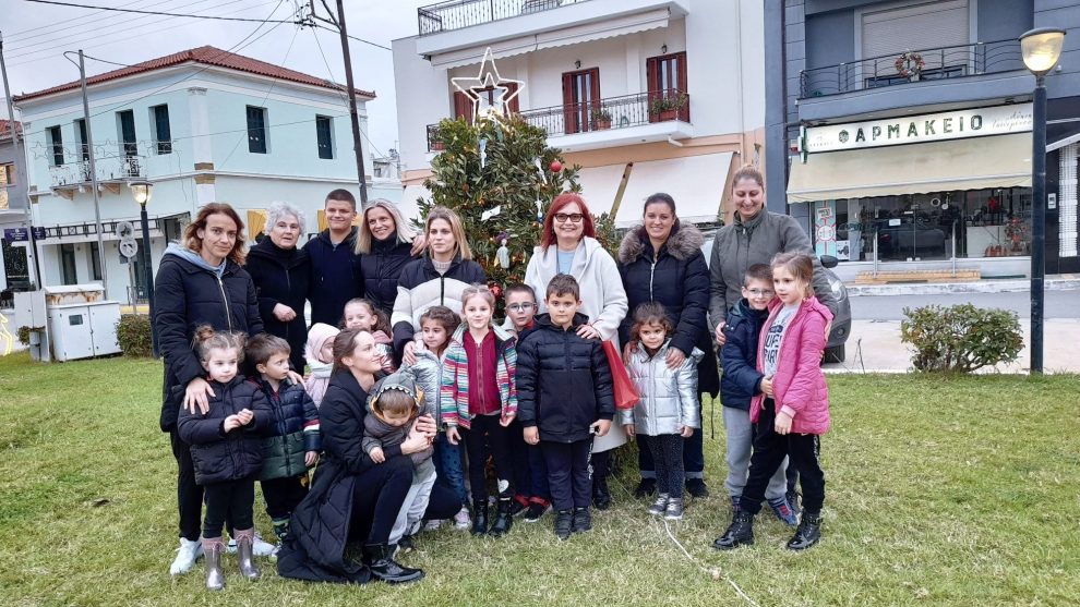 Φιλιατρά: Ξαναστόλισαν τα χριστουγεννιάτικα  δένδρα που λεηλατήθηκαν