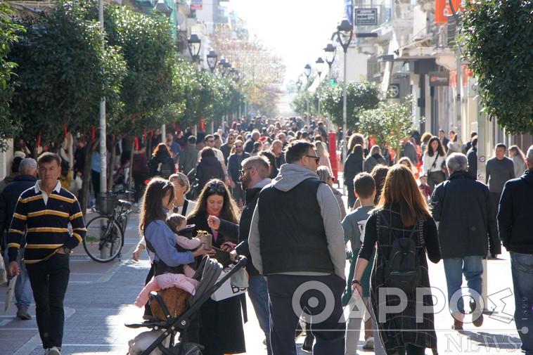 Καλαμάτα: Στον πεζόδρομο της Αριστομένους η Φιλαρμονική – Τελευταία μέρα για το εορταστικό ωράριο