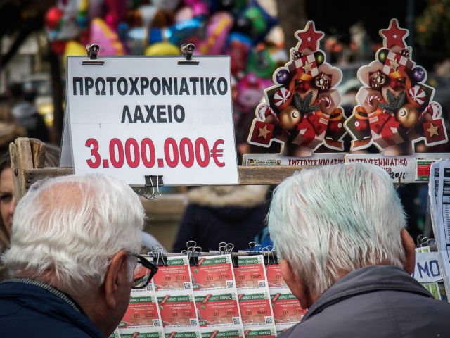 Πρωτοχρονιάτικο Λαχείο: Συνήθεια δεκαετιών που αντέχει παρά τις δυσκολίες