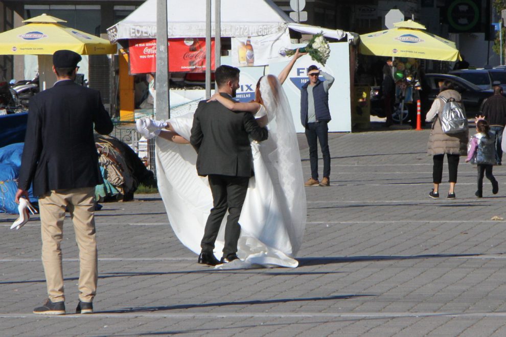 Γαμπρός και νύφη στο λιμάνι