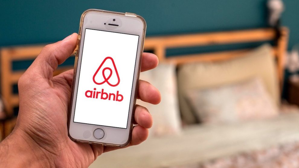 Airbnb: Οι αλλαγές που θα φέρει η διπλή νομοθετική παρέμβαση