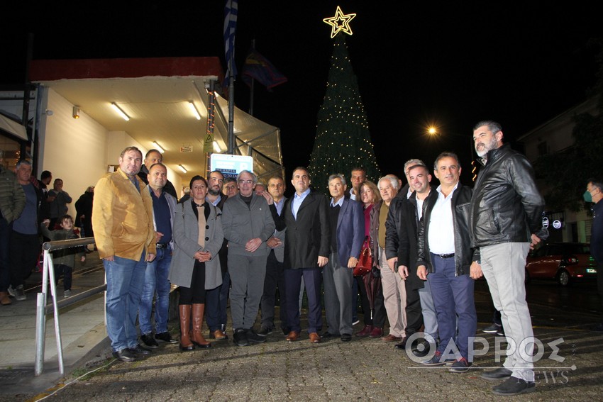 Κεντρική Αγορά Καλαμάτας: Φωταγωγήθηκε το πρώτο χριστουγεννιάτικο δέντρο στην πόλη
